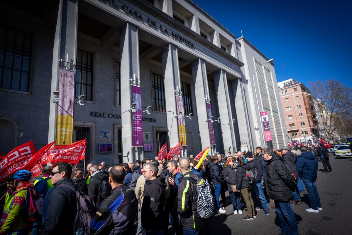 CCOO se manifiesta para que la dirección de la Fábrica Nacional de Moneda y Timbre cumpla lo firmado