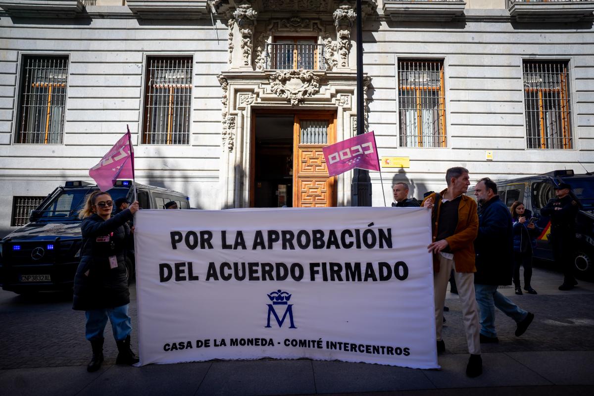 CCOO se manifiesta para que la dirección de la Fábrica Nacional de Moneda y Timbre cumpla lo firmado